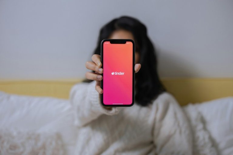 Devojka koristi aplikaciju za upoznavanje na telefonu – kako su aplikacije promenile ljubav