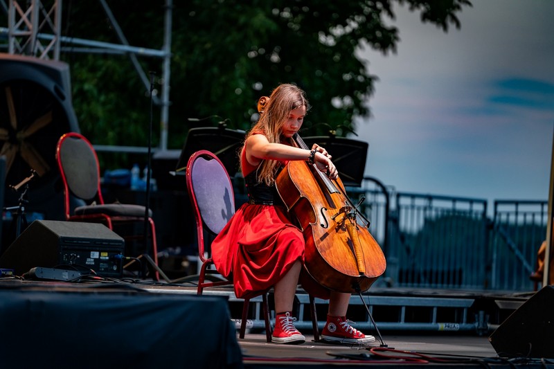 Muzički događaj “Violončelo i srce“, 3. septembra na otvorenom: trinaestogodišnja Dora Trifu i mladi muzičari iz Srbije