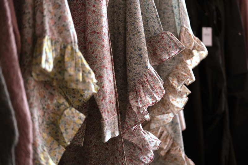 Posetioci razgovaraju sa dizajnerima na Hulapop pop-up događaju u Mama Shelter Beograd