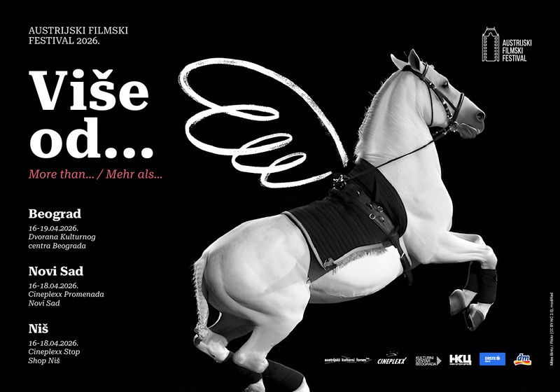 Poster za Austrijski filmski festival 2026 sa sloganom „Više od… / More than… / Mehr als…“. Na crnoj pozadini prikazan je beli lipicaner u pokretu sa stilizovanom linijom iznad. Tekst navodi datume održavanja (16–19. april 2026) i lokacije: Beograd (Dvorana Kulturnog centra), Novi Sad (Cineplexx Promenada) i Niš (Cineplexx Stop Shop).