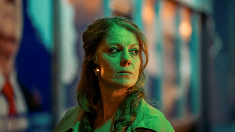 Scena iz filma „Karmadona“ – žena u noćnoj urbanoj atmosferi pod zelenim svetlom.