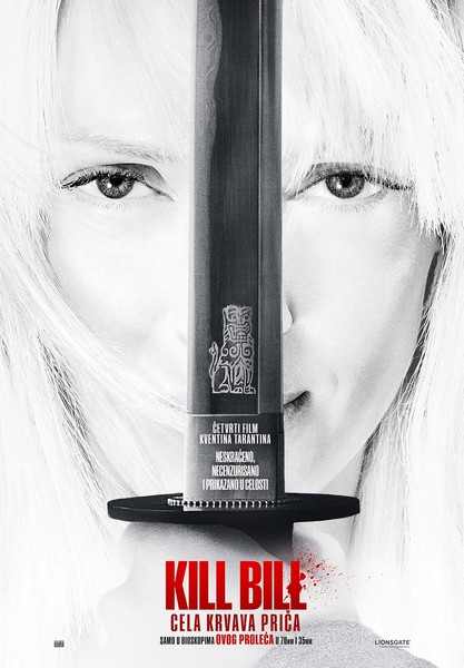 Crno-beli poster za film „Kill Bill: Cela krvava priča“ – krupni kadar lica Neveste podeljen oštricom katane po sredini, sa crvenim naslovom filma pri dnu i najavom necenzurisane Tarantinove verzije u bioskopima.