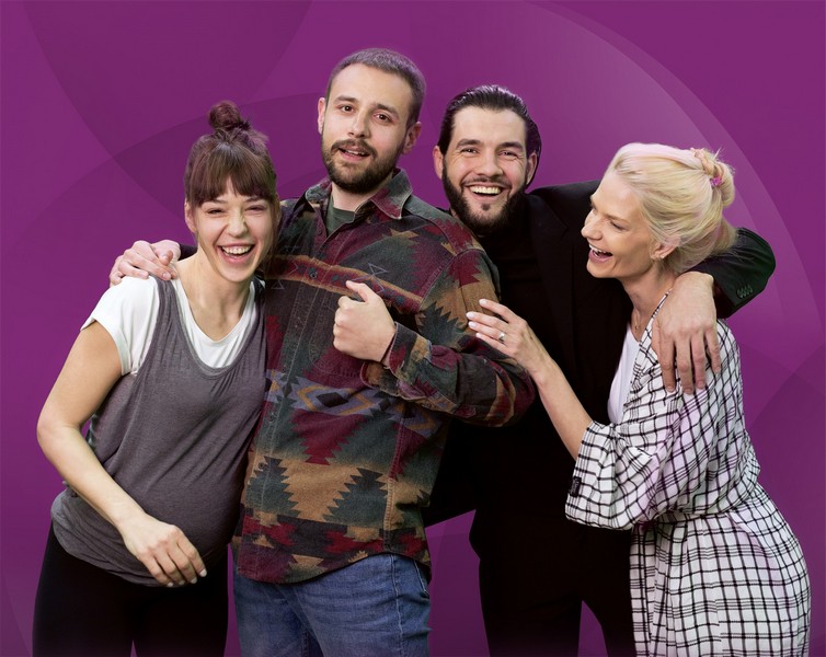 Grupna fotografija glumačke ekipe predstave „Balon“ – petoro nasmejanih glumaca stoji zajedno ispred ljubičaste pozadine, dok jedna glumica drži žuti balon u rukama.