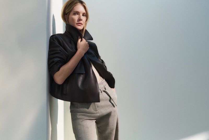 Megan Fej u crnoj kožnoj jakni i elegantnim pantalonama iz BOSS proleće/leto 2026 kampanje.