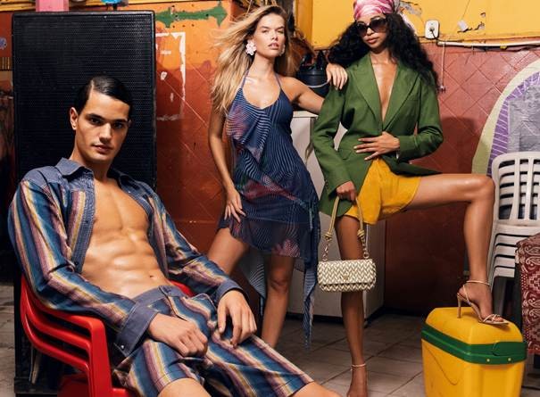 Modeli u vibrantnim letnjim outfitima inspirisanim Rio de Žaneirom – modni trendovi za proleće/leto 2026, kombinacija boja, laganih materijala i urbanog stila.