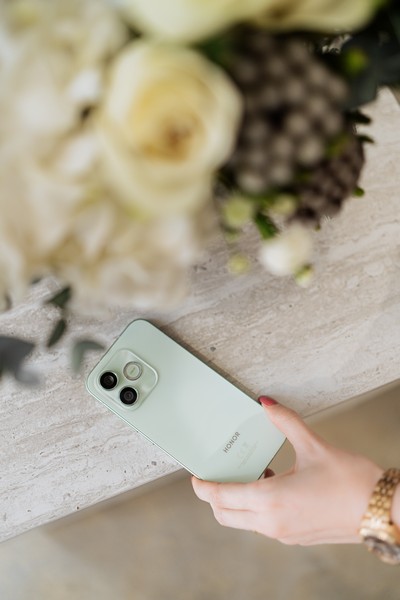 HONOR 600 Lite pametni telefon u zelenoj boji sa trostrukom kamerom na stolu