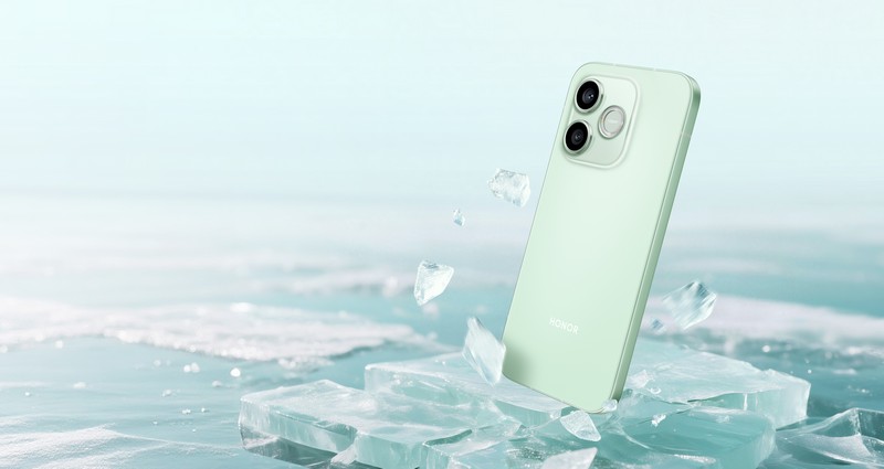 HONOR 600 Lite pametni telefon u pastelno zelenoj boji sa metalnim kućištem postavljen na komade leda, sa jasno vidljivim dvostrukim modulom kamere.