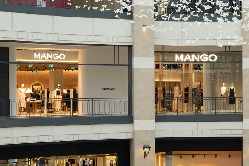 MANGO prodavnica u Galeriji Beograd sa modernim enterijerom i izloženom ženskom kolekcijom u izlogu