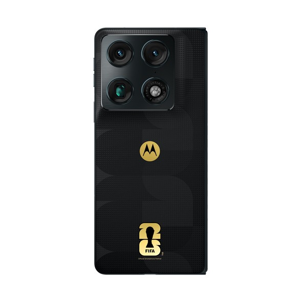 Motorola razr fold FIFA World Cup 26™ Edition – zadnja strana telefona sa crnim teksturiranim dizajnom, trostrukom kamerom i pozlaćenim Motorola i FIFA 26 logotipom