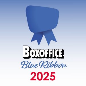 Boxoffice Blue Ribbon 2025 logo sa stilizovanom plavom lentom iznad natpisa "Boxoffice Blue Ribbon 2025" na svetloj pozadini.