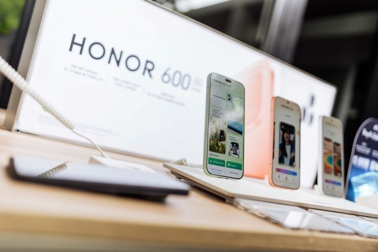 HONOR 600 serija – prikaz pametnih telefona sa AI funkcijama i modernim dizajnom u prodajnom prostoru