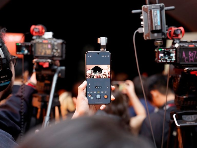 HONOR Robot Phone demonstracija mobilnog snimanja uz AI stabilizaciju na događaju sa profesionalnim kamerama