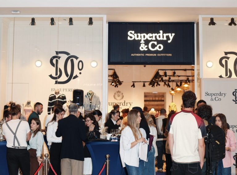 Posetioci ispred radnje Superdry & Co u Galeriji Beograd tokom događaja otvaranja, uz izloženu kolekciju i brendirani ulaz.