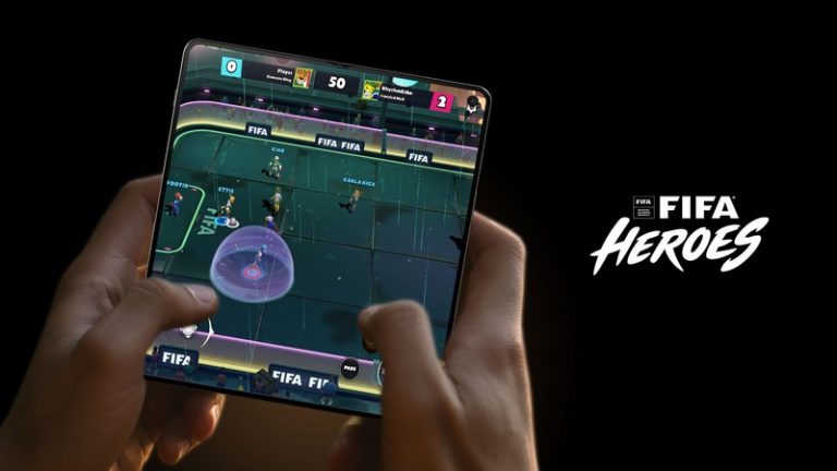 Motorola razr fold prikazuje FIFA Heroes igru na velikom preklopnom ekranu