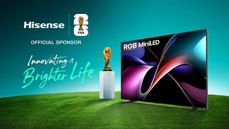 Hisense FIFA World Cup 2026 kampanja sa RGB MiniLED televizorom, FIFA trofejem i sloganom Innovating a Brighter Life na fudbalskom terenu