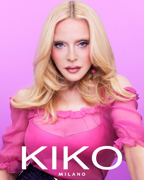 Madonna kao novo globalno zaštitno lice KIKO MILANO u roze modnoj kombinaciji predstavlja kampanju The KIKO Show.