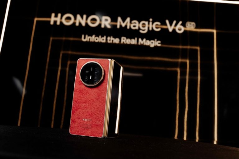 HONOR Magic V6 preklopni telefon u crvenoj boji predstavljen u Srbiji sa ultra-tankim dizajnom i AI funkcijama.