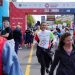 Trkačica BELhospice tima prolazi kroz cilj na Beogradskom maratonu okružena učesnicima i publikom, promovišući humanitarnu akciju za palijativnu negu