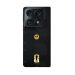 Motorola razr fold FIFA World Cup 26™ Edition – zadnja strana telefona sa crnim teksturiranim dizajnom, trostrukom kamerom i pozlaćenim Motorola i FIFA 26 logotipom