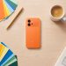 HONOR 600 pametni telefon u narandžastoj boji na drvenom stolu, okružen šarenim papirom, olovkom, sveskom i šoljom kafe – idealan za studentski rad i kreativnost